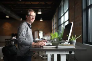 Ergonomische höhenverstellbare Bürotische in einem modernen Büro